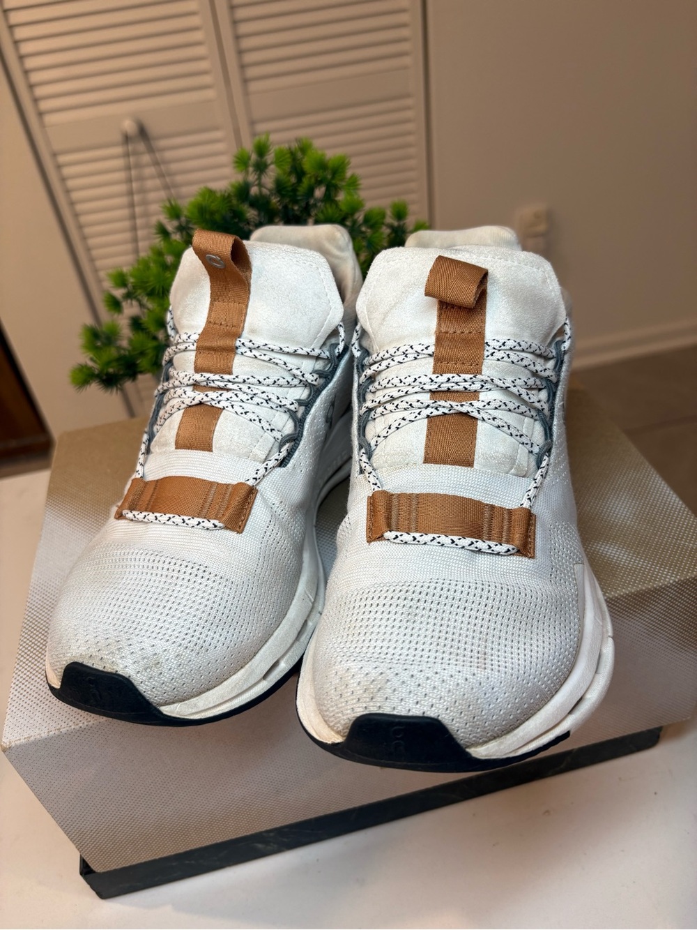 On Cloud CloudNova White/Cream/Tan Women’s running shoes, size 7.5 - Picture 9 of 10